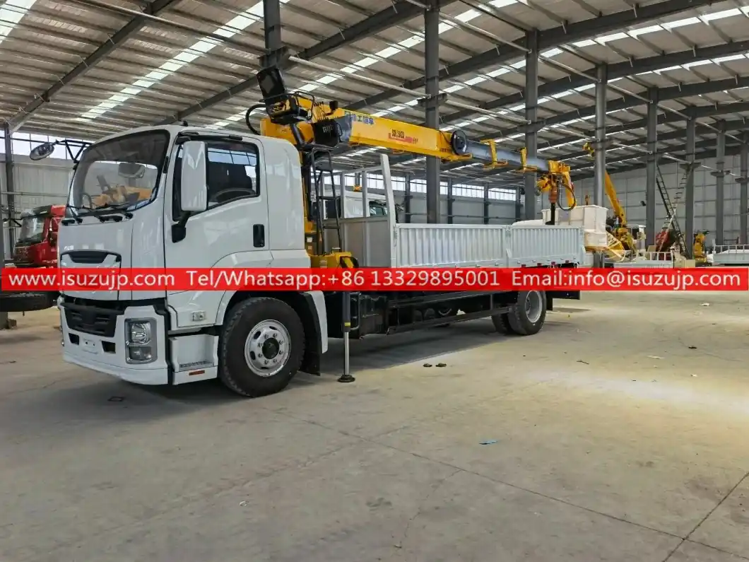 Isuzu 8 tons knuckle boom truck with Auger Drilling Device and two man basket