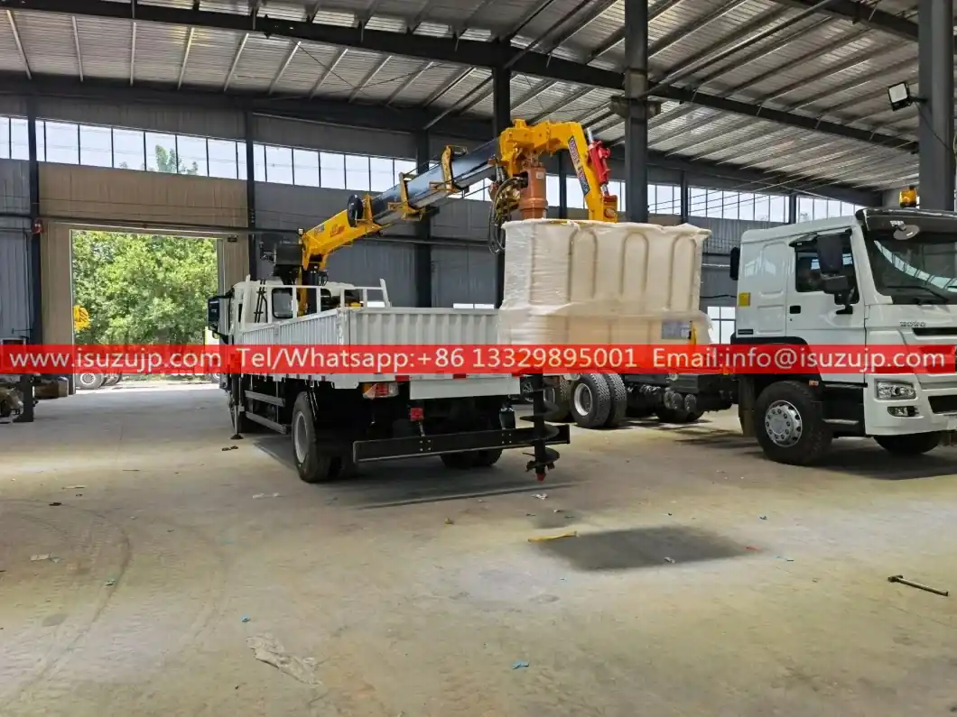 Isuzu 8 tons service truck crane with Auger Drilling Device and two man basket