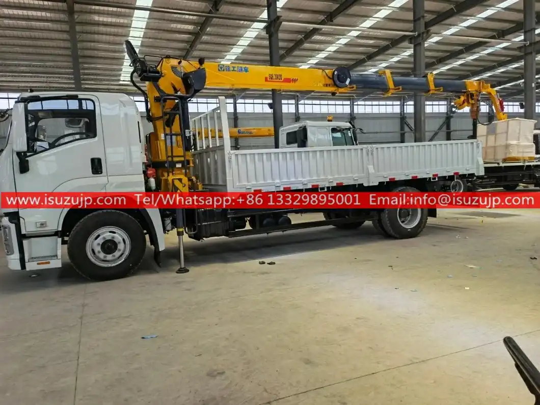 Isuzu 8 tons truck mounted crane with Auger Drilling Device and two man basket